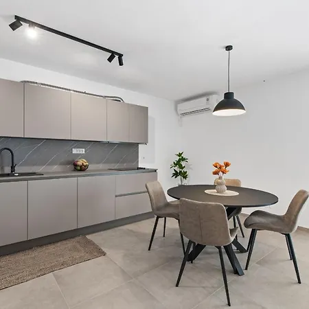 Poli Nona - Renovated In 2023